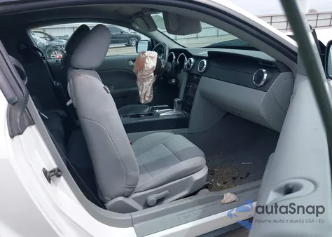 2008 Ford Mustang V6 Deluxe/V6 Premium z USA, uszkodzony, nr VIN 1ZVHT80N585188191